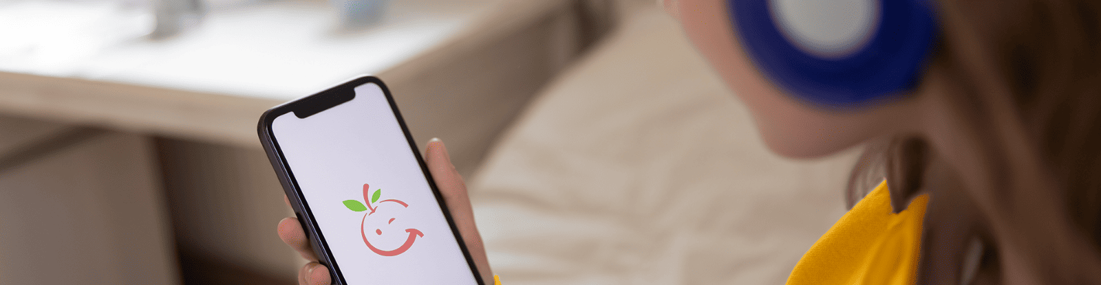 Jugendliche nutzt eatappie auf ihrem Smartphone.